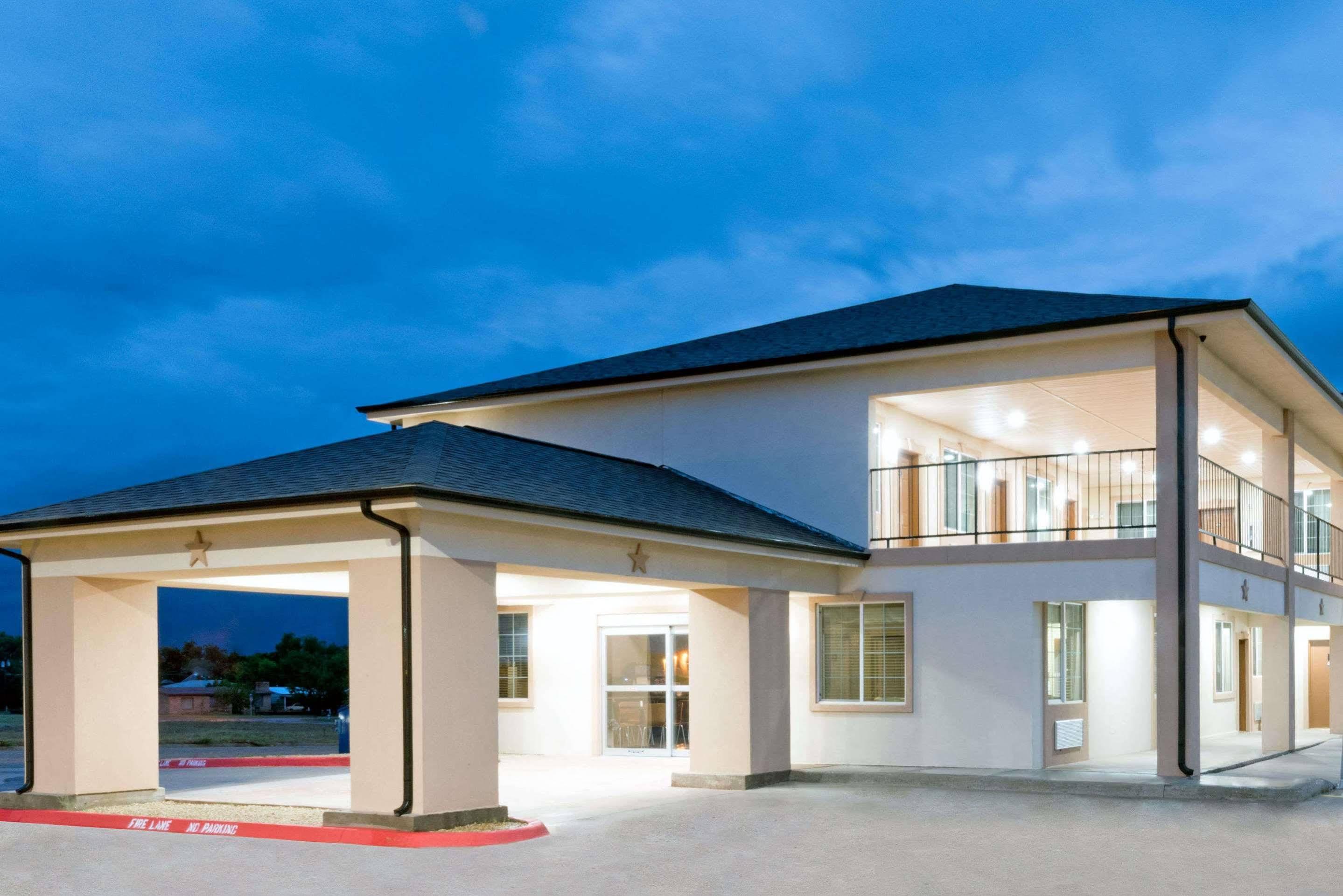 Super 8 By Wyndham Colorado City Экстерьер фото